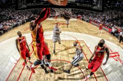 西亚卡姆重返赛场：晋级下一阶段首场状态出色，中国队观众沸腾！观众掌声雷动